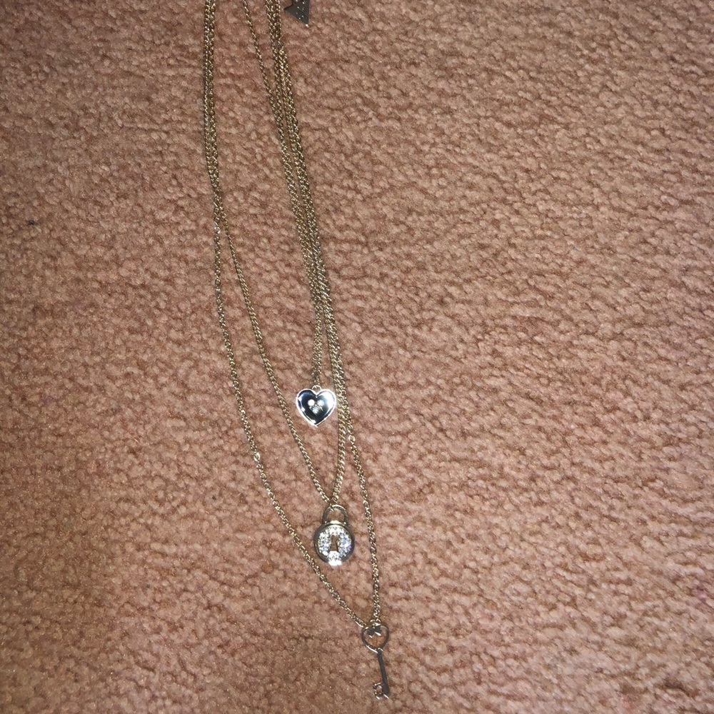 never worn guess necklace